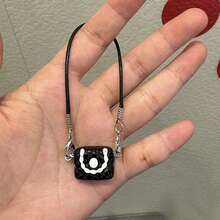 قطعة واحدة إكسسوار قلادة قلادة الحقيبة اليدوية بتصميم الكاميليا الأبيض والأسود ، لدمية منزل مصغرة ، هدية تخرج