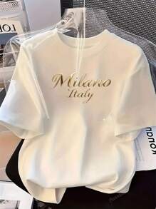 Camiseta suave y versátil para mujer con elegante estampado de letra "MILANO ITALY" - Cuello redondo cómodo, top casual de manga corta para todas las estaciones, camiseta versátil | Top con fuente de guión | Diseño simple