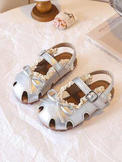 1 Pair. For Girls Aged 1 - 5. Made Of Artificial Leather, With A Hollow - Out Design, Decorated With Lace And Bows. With Buckle Straps. Low - Cut. Flat - Heeled. In A Sweet And Fresh Style. Sandals. Suitable For Daily Outings And Outdoor Play.