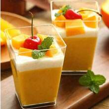 100 pièces/50 pièces/25 pièces/20 pièces/10 pièces Tasse à crème glacée et mousse carrée transparente, livrée avec couvercle transparent. Tasses à desserts, tasses à pudding, avec basse température et nettoyage facile. Convient pour café, bar à collation, buffet dessert, maison, invités, cuisine, fête de cuisson, pudding, cheesecake, mousse, gelée