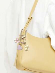 个性化心形蝴蝶吊坠，可刻上姓名首字母和祝福语/情书 | 心形钥匙扣 | 定制包包挂饰 | 礼品、钥匙扣、独特手机配件、简约设计，适合女士钱包和手机配件，可作为礼物送给朋友、家人、女友，也可作为户外配件、派对配件、纪念品、女士包包挂饰、汽车配件、送给女性和女孩的礼物 - 彩色 - 查看 5