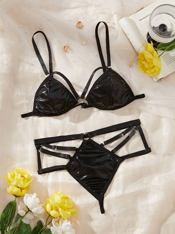 Zestaw 2 seksownych, sznurowanych, czarnych, lakierowanych majtek, uroczych i uwodzicielskich, emanujących urokiem i zmysłowością. Romantyczny, wykwintny i luksusowy, noc pełna prezentów.