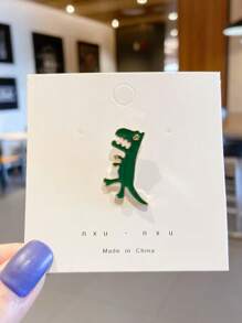 Une broche en alliage de dinosaure au style de bande dessinée mignon, personnalisée et minimaliste. Convient pour toutes les saisons, idéal pour le trajet domicile-travail et la vie sur le campus. Excellent pour le port pendant la rentrée scolaire. Sac à dos pour l'école.