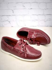 Elegantes, sofisticados, formales y atemporales, los zapatos de vestir para hombre son esenciales en el armario masculino moderno. Ideales para ocasiones como bodas, entrevistas de trabajo, cenas de gala o eventos corporativos, ofrecen un toque de distinción y profesionalismo - Color caoba - Ver 3