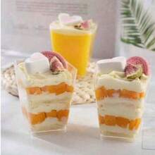 100 pièces/50 pièces/25 pièces/20 pièces/10 pièces Tasse à crème glacée et mousse carrée transparente, livrée avec couvercle transparent. Tasses à desserts, tasses à pudding, avec basse température et nettoyage facile. Convient pour café, bar à collation, buffet dessert, maison, invités, cuisine, fête de cuisson, pudding, cheesecake, mousse, gelée