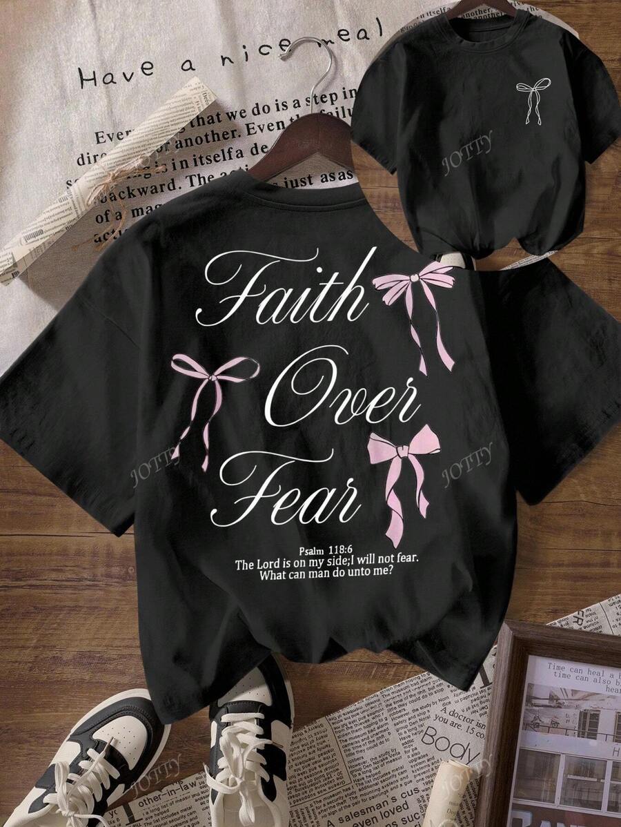 Camiseta de mujer de manga corta con cuello redondo, estampado de lema y lazo rosa