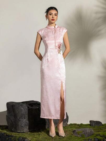 Faeriesty Cheongsam rafinat în stil chinezesc pentru femei: guler mandarin, mâneci scurte, broderie complicată și crăpătură elegantă - perfect pentru gale formale, recepții de nuntă, banchete de lux, cine aniversare corporative și evenimente pe covorul roșu, potrivit pentru ținute de petrecere de Revelion și Ziua Îndrăgostiților.