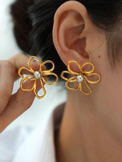 Frminee 1 Pair Of Stylish Minimalist Hollow Flower Asymmetrical Design 18k Gold Plated Stainless Steel Earrings, Suitable For Daily, Vacation, Dating, Couple Gifts