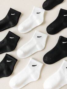 10 paires de chaussettes de sport pour enfants noires et blanches aléatoires, minimalistes et polyvalentes, design unisexe confortable et doux, convenant pour toutes les saisons, pour un port quotidien