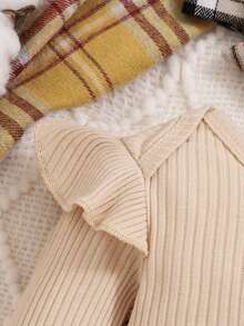 女婴三件套：粉色长袖连体衣、格子裤和帽子套装，秋冬季