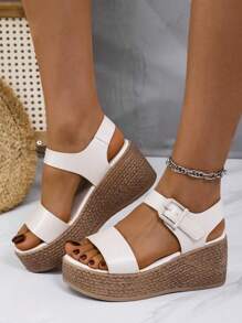 2024 Neue herzförmige Frauen Mode Keilabsatz Sandalen