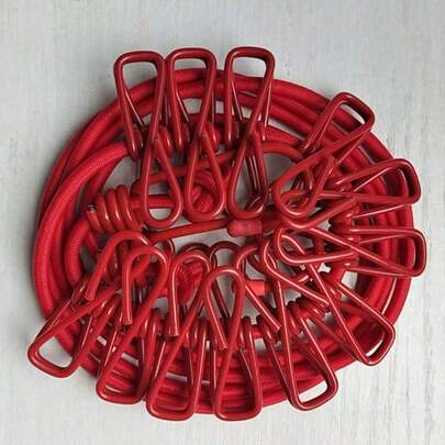 1 pieza Cuerda de tender ropa de viaje roja a prueba de viento para balcón exterior con 12 pinzas. Cuerda de secado elástica portátil a prueba de viento para la playa. No se necesita taladrar. Ideal para viajes, campamentos, apartamentos, hoteles, lavandería de balcón, días ventosos. Pinzas ligeras y antioxidantes, diseño que ahorra espacio, rendimiento de secado rápido, resistente a los rayos UV, instalación sin taladro, cuerda elástica duradera, tensión ajustable, portátil para camisas, blusas, vestidos, toallas, ropa interior, calcetines, trajes de baño, ropa de bebé, uso en patios y playas al aire libre. Línea de lavandería perfecta para espacios limitados, solución de secado de fácil sujeción para viajes y el hogar