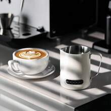 1 Pieza Jarra espumadora de café y leche, taza para espuma de leche, de acero inoxidable 304, con pantalla de temperatura, escala interna precisa, tanque de ordeño de boca puntiaguda, control preciso del caudal de la espuma de leche, sensación cómoda, olla para espuma de leche, utensilios para espresso, de alta calidad exquisita, duradera, accesorios profesionales para café en el hogar, la oficina y la cafetería 350/600ml Vuelta al colegio