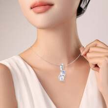 tiantianxue 1 Stück Silber-beschichteter beliebter Schmuck, eleganter hochwertiger kreativer Anhänger mit Katze die Schmetterling spielt/Niedliche Katze/Kreative Katzenkorb, geeignet für Frauen Armbänder/Halsketten Schmuck-DIY