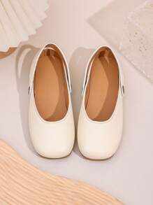 1 Par de Sapatos Flat Bege para Meninas, Material de PU, Design de Fivela Redonda de Metal Ajustável, Bico Redondo, Sola de TPR Antiderrapante, Mocassins Confortáveis de Vestir, Estilo Casual de Cor Sólida, Adequado para Meninas de 5 a 14 Anos, Uso Externo e de Férias, Todas as Estações