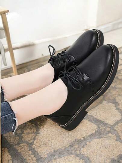 Zapatos Clásicos Negros para Mujer, Zapatos Sintéticos Todo Temporada Impermeables, Zapatos Planos de Oficina con Suela de TPR e Insole Sintética, Punta Lisa para Oficina detalles