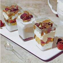 100 pièces/50 pièces/25 pièces/20 pièces/10 pièces Tasse à crème glacée et mousse carrée transparente, livrée avec couvercle transparent. Tasses à desserts, tasses à pudding, avec basse température et nettoyage facile. Convient pour café, bar à collation, buffet dessert, maison, invités, cuisine, fête de cuisson, pudding, cheesecake, mousse, gelée