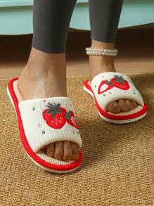 Chinelos internos bordados com morango para senhoras | Calçados internos confortáveis e elegantes, doces e femininos! Chinelos internos, macios e confortáveis, que podem ser usados dentro e fora de casa, criando um momento de lazer relaxante