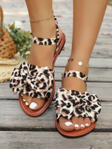 Nieuwe platte sandalen met een lieflijk en speels strikontwerp, casual resortstijl voor lente en zomer, geschikt voor tuinfeesten, stranden, wandelingen en dagelijkse uitstapjes. Verkrijgbaar in puur witte platte sandalen met strik, zwart-witte platte sandalen met luipaardstrik en bruin-zwarte platte sandalen met luipaardstrik.