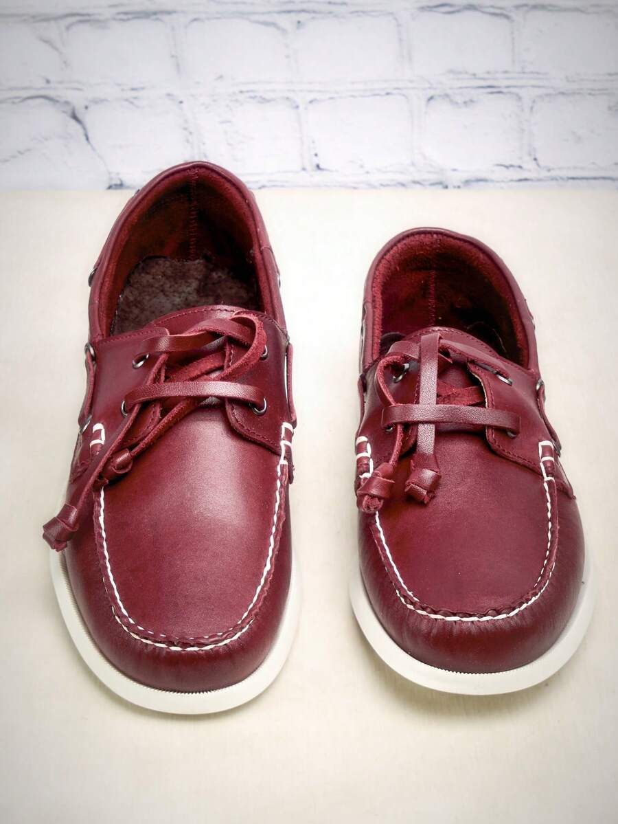 Elegantes, sofisticados, formales y atemporales, los zapatos de vestir para hombre son esenciales en el armario masculino moderno. Ideales para ocasiones como bodas, entrevistas de trabajo, cenas de gala o eventos corporativos, ofrecen un toque de distinción y profesionalismo - Color caoba - Ver 1