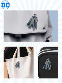 官方授权 1/5PCS DC 蝙蝠侠电影角色胸针 神奇女侠 超人 哈莉·奎茵 小丑 新奇情侣礼物 收藏胸针 背包 帽子 服装配饰 派对配饰 生日礼物 送给朋友和粉丝 书包 韩流包 教师用品 包饰 办公配饰 衬衫 夹克 首饰 万圣节 秋冬配饰 服装配饰 圣诞节 男士礼物 包饰 - 彩色 - 查看 4