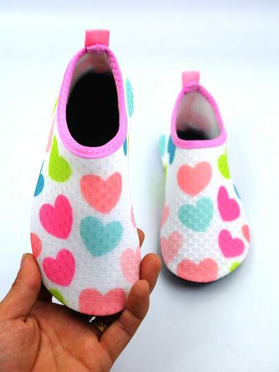 1双女童可爱爱心图案轻便透气沙滩凉鞋，适合沙滩、海洋、游泳、水上运动，夏季适用；1双女童卡通图案圆头布面水鞋，户外水鞋，瑜伽鞋，防滑透气沙滩鞋，训练鞋，适合户外穿着，夏季适用