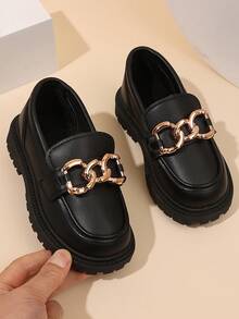 时尚前卫的儿童乐福鞋，饰有引人注目的金属链条和厚底 - 黑色 - 查看 4