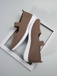 Women's Flat Slip-On Shoes, Comfortable Fabric Upper, Breathable And Non-Tiring, Versatile Casual Mom Shoes - Brown - View 5