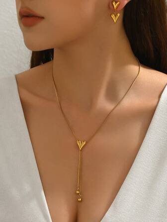 1 套浪漫风格不锈钢首饰套装，配有心形装饰，适合女性在订婚或婚礼上佩戴，或作为送给朋友的礼物