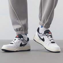 Nike 男士 FULL FORCE 复古休闲运动鞋，低帮滑板鞋，款式 FB1362-101，2026 新款上市 - 白色 - 查看 2