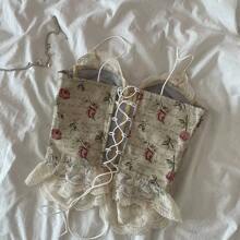 女士优雅宫廷甜美玫瑰花园蕾丝拼接吊带背心，可调节交叉后背设计，适合音乐节、演唱会、派对、少女日常穿着、海滩度假、通勤等场合。