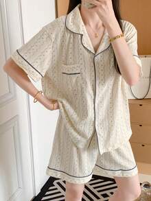 Bộ đồ ngủ 2 món cho nữ, dây xanh họa tiết hoa nhỏ, cài một hàng khuy, quần short & áo tay ngắn, rộng rãi, đồ ngủ mặc ở nhà - Màu be - Xem 3