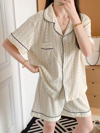 2-delat pyjamasset för kvinnor, blått manchestermönster med små blommönster, enkelknäppt, shorts och kortärmad topp, löst sittande, sovplagg för hemmabruk