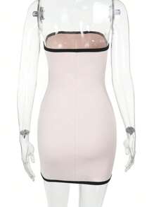 Un vestido de verano sencillo con borde sin tirantes con remate en contraste, vestido de fiesta, para cóctel
