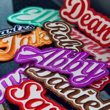 定制 1/3/5 件刺绣姓名贴片 - 个性化 3-6 英寸熨烫/缝制标签，适用于包包、背包、夹克、帽子，非常适合返校毕业礼物、妈妈礼物和日常使用的背包装饰