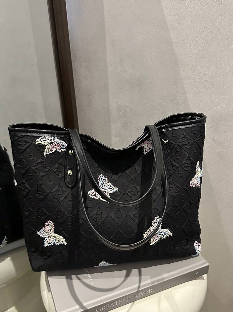 Un grand sac à main femme de grande capacité, avec un motif papillon décoratif et une double poignée. Convient pour le travail, les trajets, l'école. Grande capacité, portable, style classique décontracté et professionnel. Adapté pour les adolescentes, étudiantes, femmes de bureau. Idéal pour le travail, la rentrée scolaire, le collège, le lycée, l'université, les vacances. Sac à main mode avec fermeture éclair.