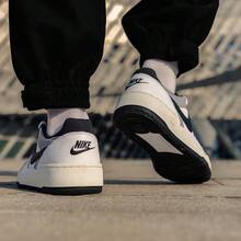 Nike 男士 FULL FORCE 复古休闲运动鞋，低帮滑板鞋，款式 FB1362-101，2026 新款上市 - 白色 - 查看 10