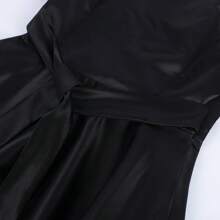 Długa sukienka gotycka w dużym rozmiarze do renesansowego cosplayu; kostium do cosplayu na Halloween dostępny w magazynie. Czarna peleryna