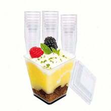 100 pièces/50 pièces/25 pièces/20 pièces/10 pièces Tasse à crème glacée et mousse carrée transparente, livrée avec couvercle transparent. Tasses à desserts, tasses à pudding, avec basse température et nettoyage facile. Convient pour café, bar à collation, buffet dessert, maison, invités, cuisine, fête de cuisson, pudding, cheesecake, mousse, gelée