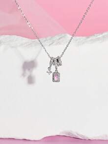 DareSee 1 chiếc vòng cổ trang trí hình ngôi sao vuông màu hồng bằng thép không gỉ, khung cong màu bạc với mặt dây chuyền hình vuông màu tím đính đá Zirconia bằng thép titan, thích hợp làm quà tặng Ngày của Mẹ và đeo hàng ngày cho phụ nữ, quà tặng mùa thu đông cho lễ hội âm nhạc Y2KFest. - Bạc - Xem 3