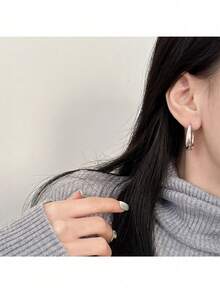 Chic Chunky Gold Hoop Earrings For Women – Bold And Modern Thick Hoop Design With High-Quality Gold Tone Finish For Luxurious Look – Lightweight And Comfortable For All-Day Wear – Adds Contemporary Elegance And Statement Style To Any Outfit – Perfect For Everyday Fashion, Casual Outings, Work, Parties, And Expressing Individual Style And Confidence – Secure Clasp Closure For Worry-Free Wear – A Wonderful Gift For Fashion-Forward Women And Teenagers Who Love Bold Jewelry – Versatile And Stylish Piece To Enhance Your Jewelry Collection With Contemporary Flair And Subtle Sophistication – Ideal For Both Casual And Dressier Looks - 彩色 - 查看 4