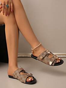 Sandalias de moda con hebilla de murciélago decorativa y sencillas para dama, con correa con hebilla insertada, pantuflas planas y ligeras, chanclas de verano antideslizantes