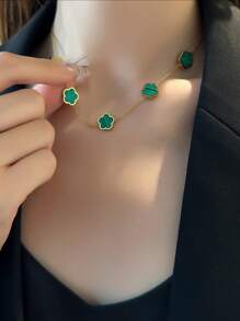 Collier en acier de titane avec fleur de trèfle à 5 feuilles pour femmes, pendentif de trèfle minimaliste sur chaîne de clavicule, style européen et américain à la mode