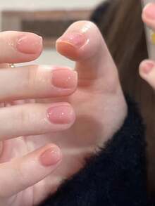 24 件套短椭圆形粉色按压式指甲 - 亮面，纯色，适合休闲装和特殊场合