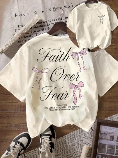 Camiseta de mujer de manga corta con cuello redondo, estampado gráfico de frase y lazo rosado