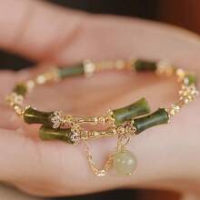 1 élégant bracelet fait main en perles de bambou vertes, convient pour les femmes. Accessoires uniques en forme de feuille avec pompons et fleurs, décoration dorée. Convient pour les soirées et le port casual