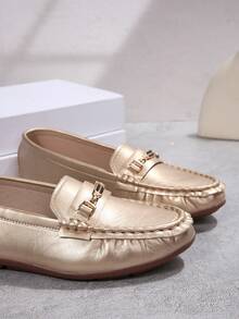 Giày lười nữ mũi tròn, cỡ lớn, đánh bóng gương, màu trơn, linh hoạt và thoải mái, phù hợp mọi mùa, thiết kế tối giản, chất liệu polyurethane, lớp lót vải, đế ngoài TPR, không đính kim sa, nên giặt tay hoặc giặt khô chuyên nghiệp. - Vàng - Xem 7