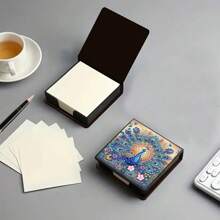 1 Stück 5D Diamant-Malerei Set - Lesezeichen/Aufbewahrungsbox, speziell geformte Kristall-Strass, Pferd & Pfau, Einhorn Muster, DIY Diamant Mosaik Memo Halter. Diese Memo Box kann zum Aufbewahren von Notizen und als Tischdekoration verwendet werden. Enthält 150 bedruckte Signaturpapiere auf Haftnotizen, die als gängiges Schreibwaren für tägliche Aufzeichnung von Ideen und Artikeln geeignet sind.