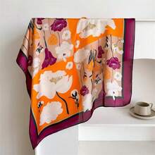 1条新款花卉图案缎面质感方巾，时尚百搭丝滑柔软薄款头巾，可作头饰、披肩、发饰，搭配连衣裙穿着。