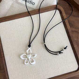 1 件时尚博主风格银色镂空花朵吊坠项链，奢华可调节黑色绳链，适合女士